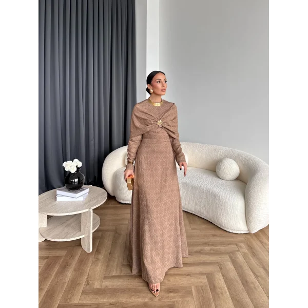 Fuş - Orchid Şal Detaylı Broşlu Elbise - Vizon