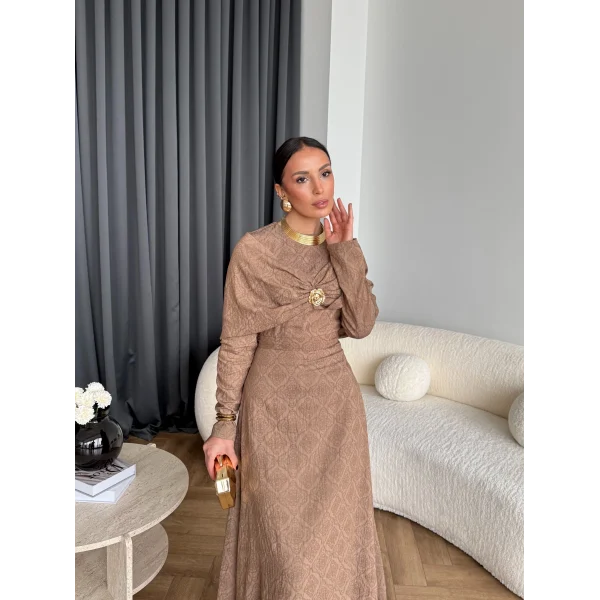 Fuş - Orchid Şal Detaylı Broşlu Elbise - Vizon
