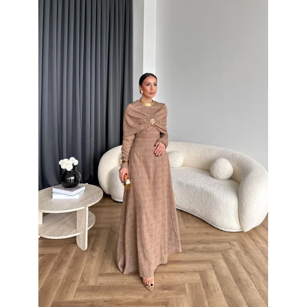 Fuş - Orchid Şal Detaylı Broşlu Elbise - Vizon