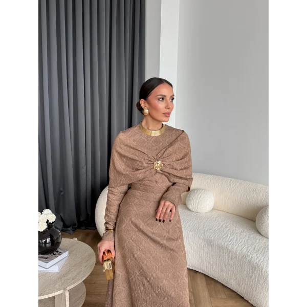 Fuş - Orchid Şal Detaylı Broşlu Elbise - Vizon