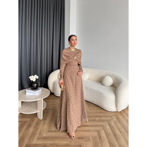 Fuş - Orchid Şal Detaylı Broşlu Elbise - Vizon
