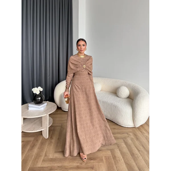 Fuş - Orchid Şal Detaylı Broşlu Elbise - Vizon