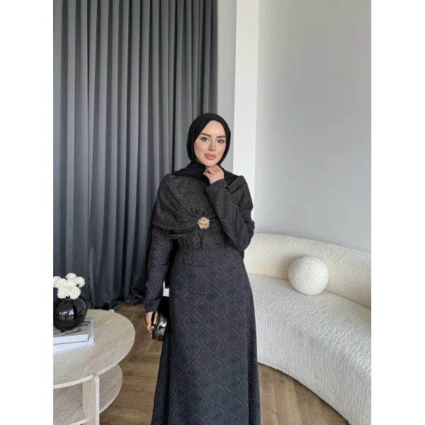 Fuş - Orchid Şal Detaylı Broşlu Elbise - Siyah