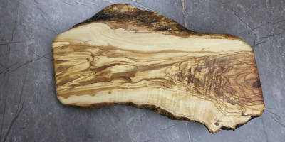 Ahşap Kesme Tahtasında Hijyen Gerçeği: Plastik mi, Bambu mu, Zeytin Ağacı mı?