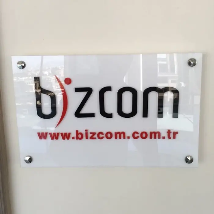Beyaz Pleksi Kapı ve Duvar Tabelası