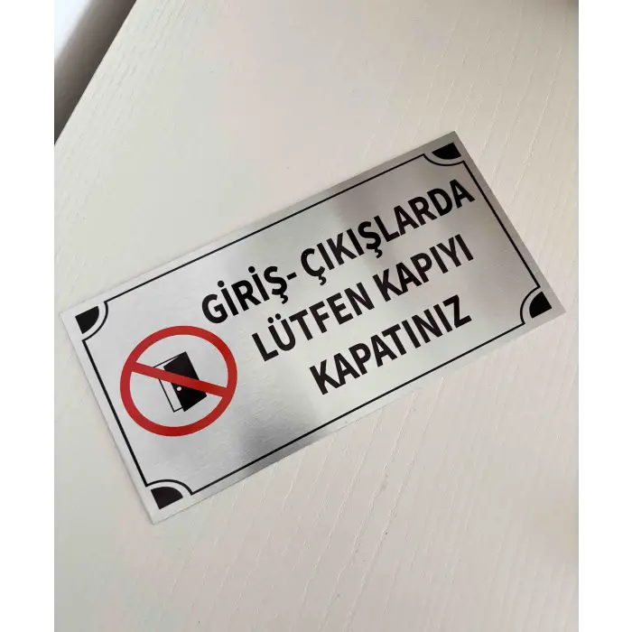Giriş Çıkışlarda Lütfen Kapıyı Kapatınız Levhası Gold ve Gümüş Metal Tabela