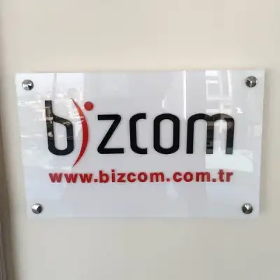 Beyaz Pleksi Kapı ve Duvar Tabelası