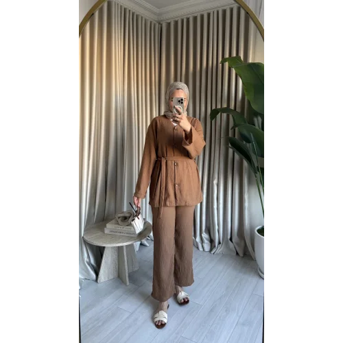 ÖNDEN DÜĞMELİ KUŞAKLI TAKIM KAHVE