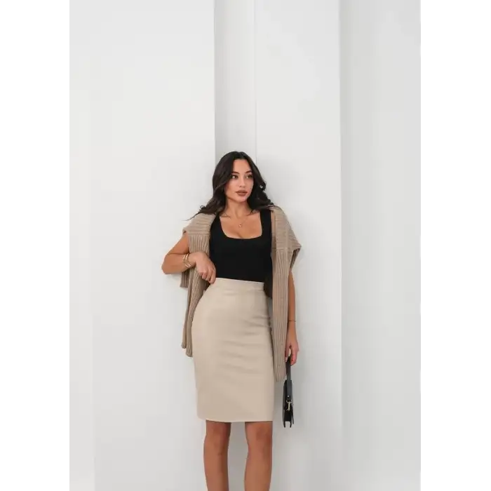 Arkadan yırtmaçlı kalem etek bej