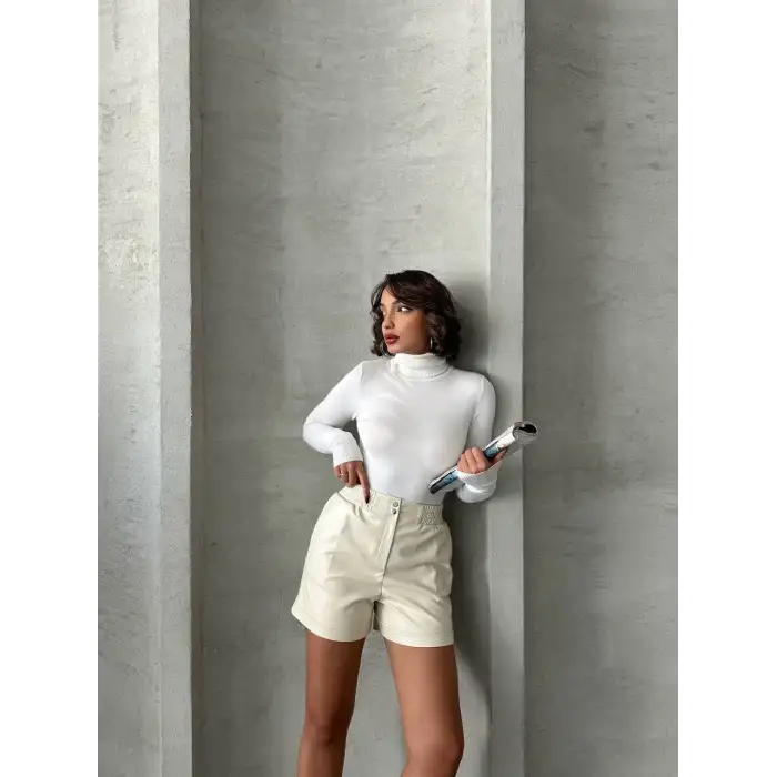 Beli lastikli çıtçıtlı deri şort krem w241007