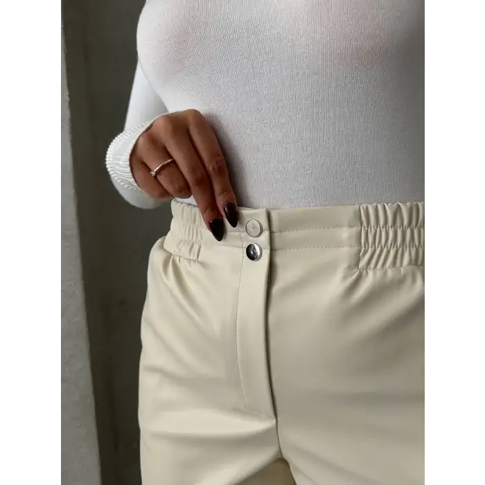 Beli lastikli çıtçıtlı deri şort krem w241007