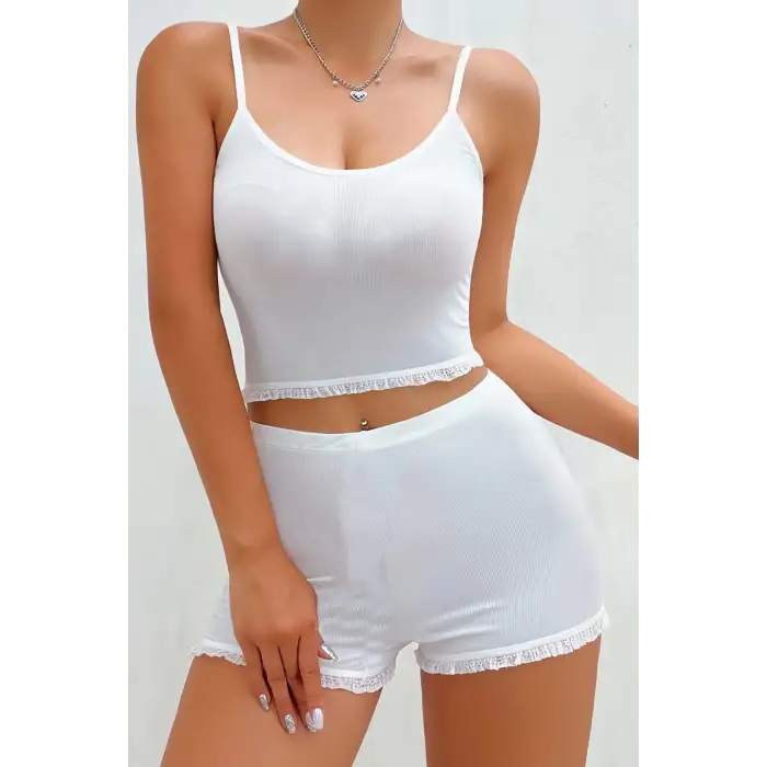 Kadın Beyaz Alt-üst Dantel Detaylı Şortlu Şık Gecelik Takım – Modern, Konforlu ve Günlük Kombinlere Uygun