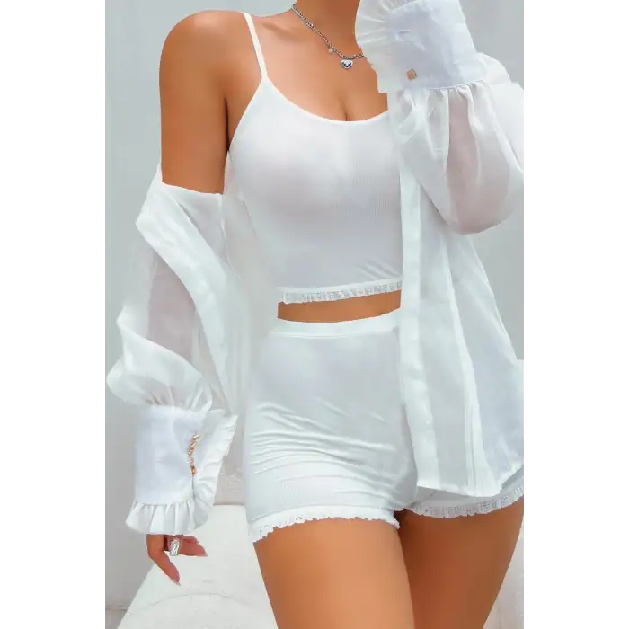Kadın Beyaz Alt-üst Dantel Detaylı Şortlu Şık Gecelik Takım – Modern, Konforlu ve Günlük Kombinlere Uygun