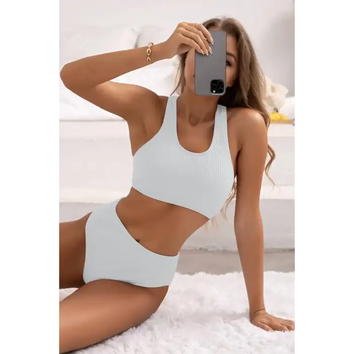 Kadın Beyaz Çapraz Sırt Detaylı Iç Çamaşır Takımı – Modern, Konforlu ve Günlük Kombinlere Uygun