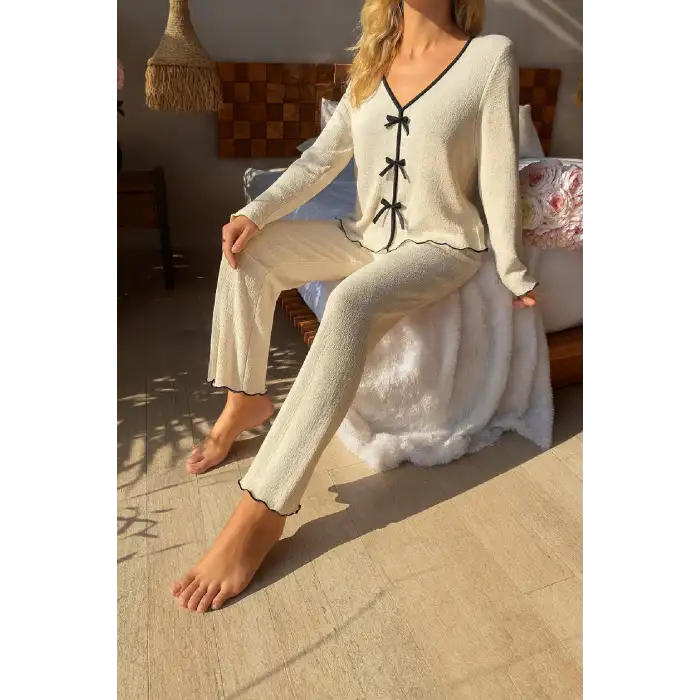 Kadın Beyaz Fiyonklu İç Çamaşırı ve Uzun Kollu V Yaka Pijama Takımı 4lü Set