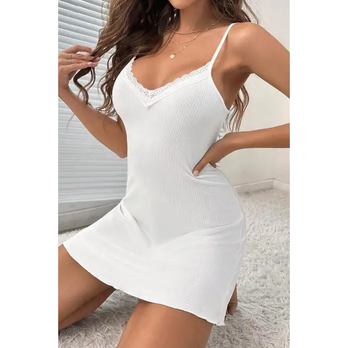 Kadın Beyaz Göğüs Dantel İşlemeli Fitilli Kumaş Şık Gecelik – Modern ve Şık Tasarım