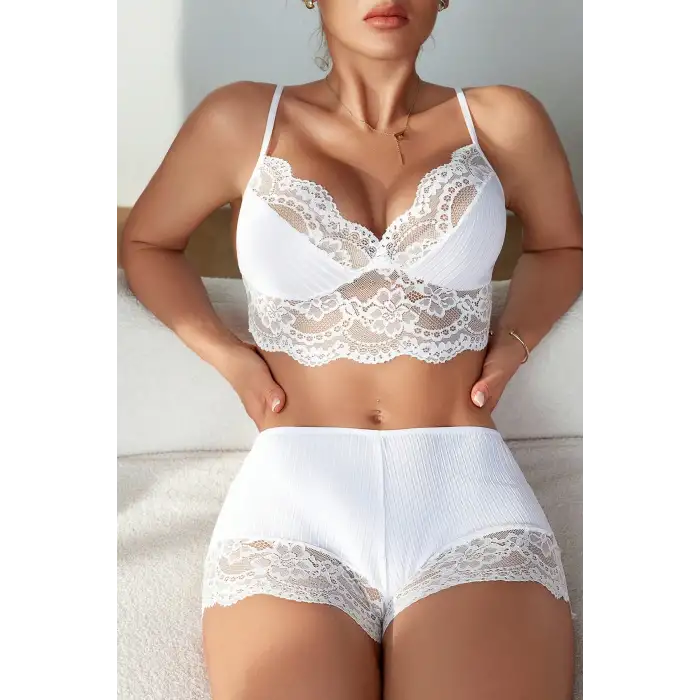 Kadın Beyaz Kaşkorse ve Dantel Detaylı Şortlu Gecelik Takım – Modern, Konforlu