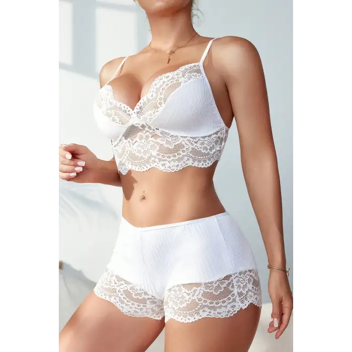 Kadın Beyaz Kaşkorse ve Dantel Detaylı Şortlu Gecelik Takım – Modern, Konforlu