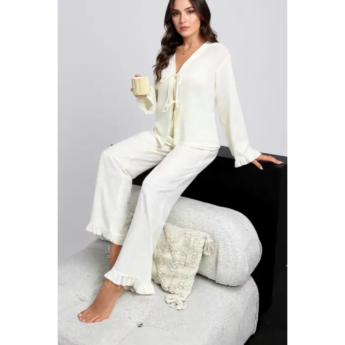Kadın Beyaz Önden Bağlamalı Kolu ve Paçası Fırfır Detaylı Uzun Kollu Pijama Takımı – Rahat, Şık ve 4 Mevsim Kullanım