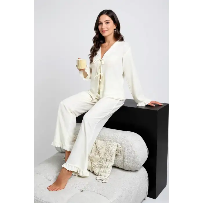 Kadın Beyaz Önden Bağlamalı Kolu ve Paçası Fırfır Detaylı Uzun Kollu Pijama Takımı – Rahat, Şık ve 4 Mevsim Kullanım