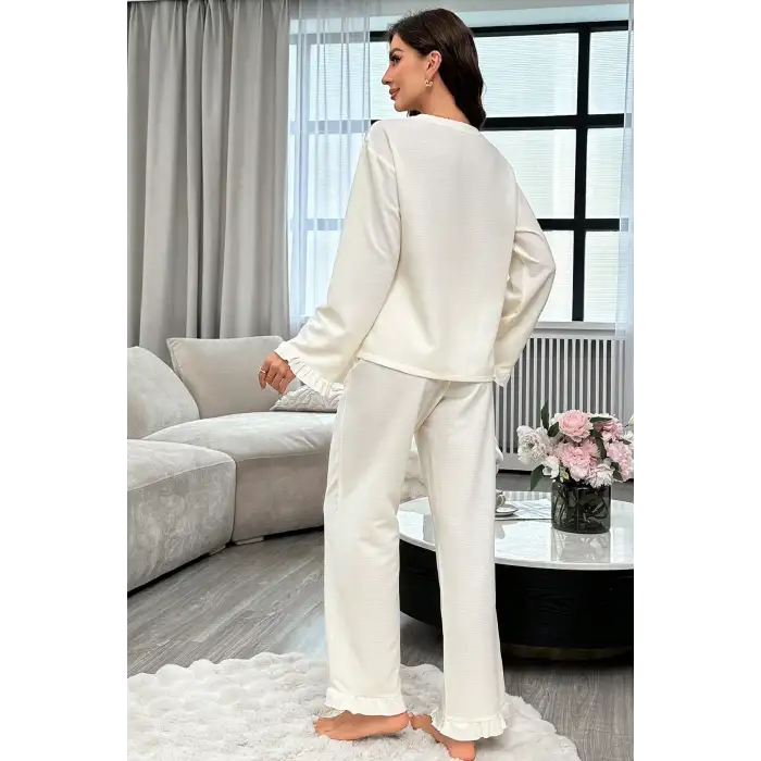 Kadın Beyaz Önden Bağlamalı Kolu ve Paçası Fırfır Detaylı Uzun Kollu Pijama Takımı – Rahat, Şık ve 4 Mevsim Kullanım