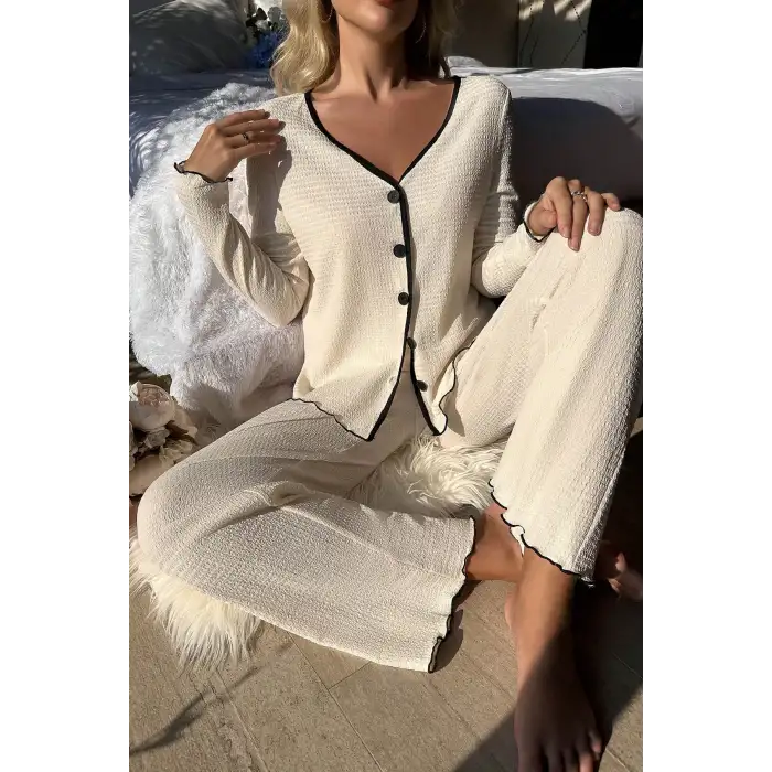 Kadın Beyaz Örme Kumaş V Yaka Düğmeli Rahat Şık Pijama Takımı