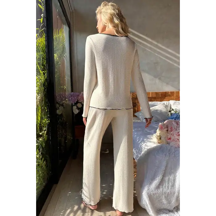Kadın Beyaz Örme Kumaş V Yaka Düğmeli Rahat Şık Pijama Takımı