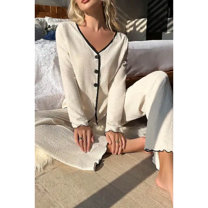 Kadın Beyaz Örme Kumaş V Yaka Düğmeli Rahat Şık Pijama Takımı