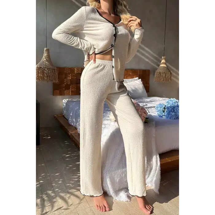 Kadın Beyaz Örme Kumaş V Yaka Düğmeli Rahat Şık Pijama Takımı