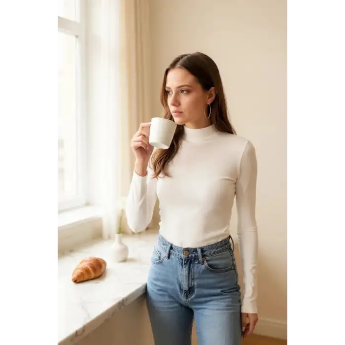 Kadın Beyaz Parmak Detaylı Esnek Uzun Kollu Body