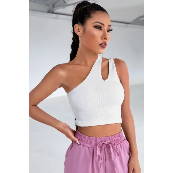 Kadın Beyaz Tek Omuz Cut Out Detaylı Crop Top Bluz – Şık, Rahat ve Kolay Kombinlenebilir