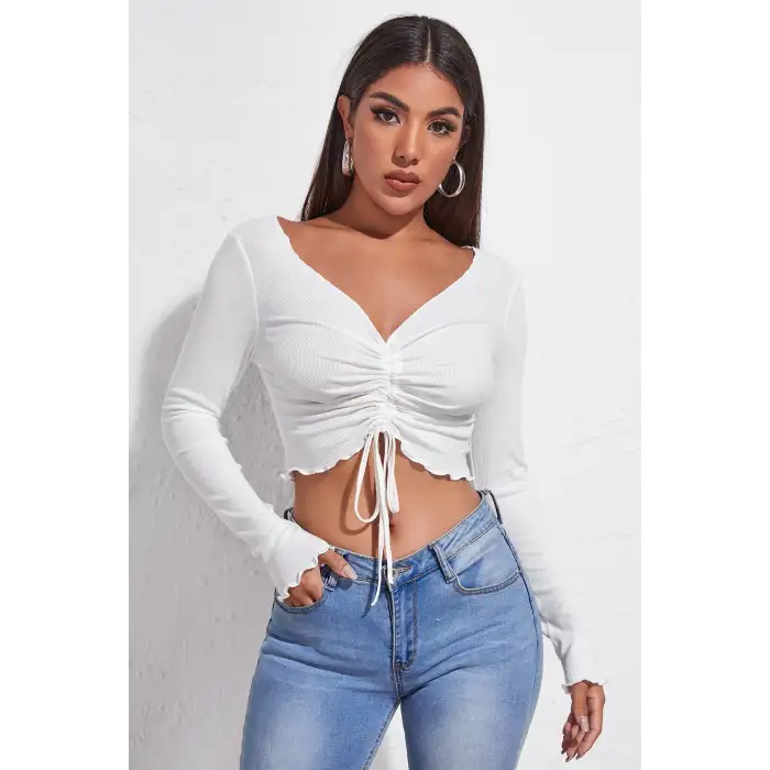 Kadın Beyaz Uzun Kollu Büzdürme Bağcık Detaylı Crop Top Bluz – Şık, Rahat ve Kolay Kombinlenebilir