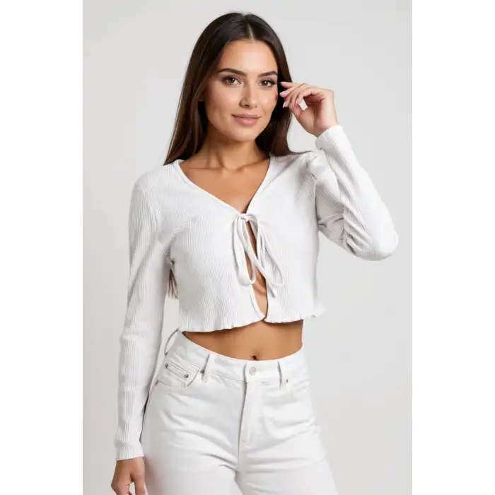 Kadın Beyaz Uzun Kollu Önden Bağlama Detaylı Crop Top Bluz – Şık, Rahat ve Kolay Kombinlenebilir
