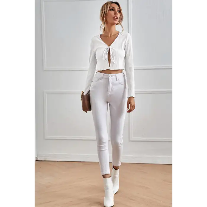 Kadın Beyaz Uzun Kollu Önden Bağlama Detaylı Crop Top Bluz – Şık, Rahat ve Kolay Kombinlenebilir