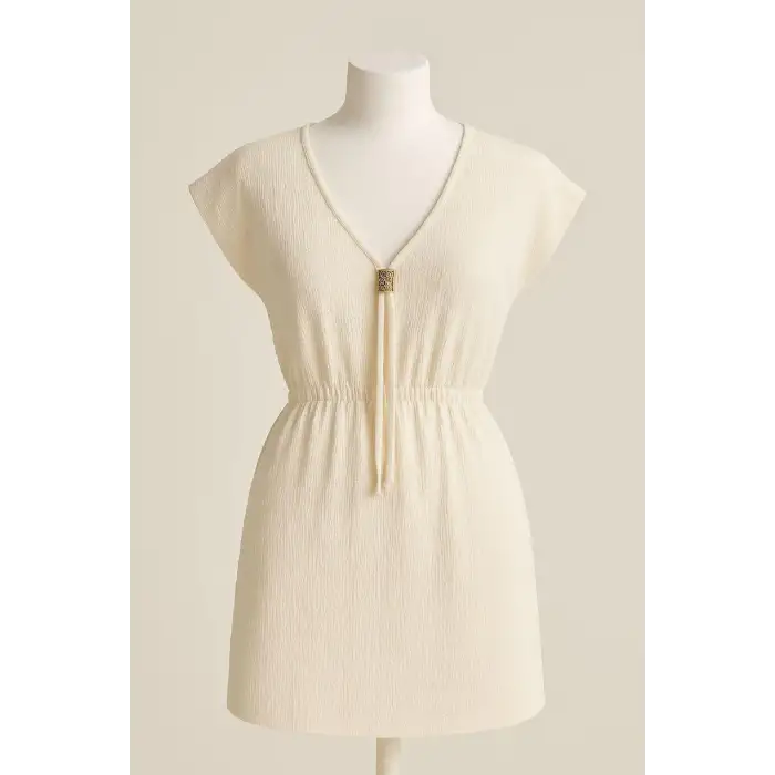 Kadın Beyaz Yanları Yırtmaçlı Tokalı V Yaka Mini Plaj Elbisesi – Şık, Rahat ve 4 Mevsim Kullanıma Uygun