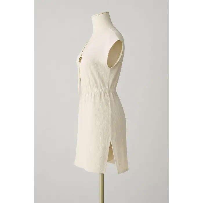 Kadın Beyaz Yanları Yırtmaçlı Tokalı V Yaka Mini Plaj Elbisesi – Şık, Rahat ve 4 Mevsim Kullanıma Uygun