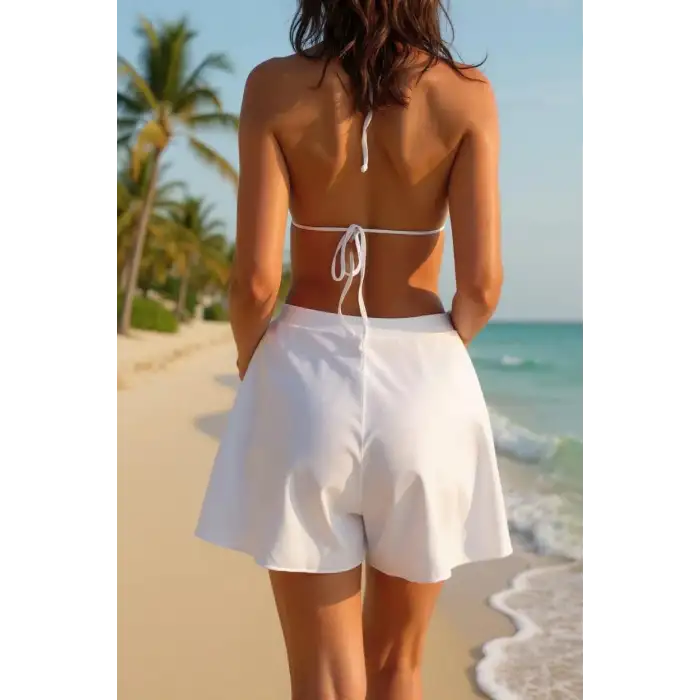 Kadın Beyaz Yırtmaçlı Etek Görünümlü Şık Deniz Şortu – Modern ve Şık Tasarım