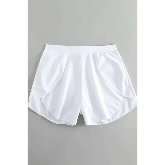 Kadın Beyaz Yırtmaçlı Etek Görünümlü Şık Deniz Şortu – Modern ve Şık Tasarım