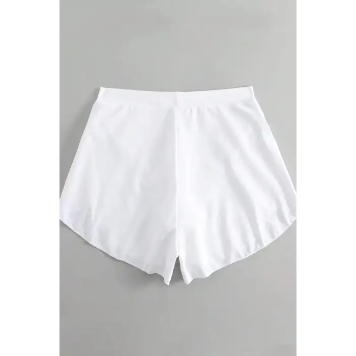 Kadın Beyaz Yırtmaçlı Etek Görünümlü Şık Deniz Şortu – Modern ve Şık Tasarım