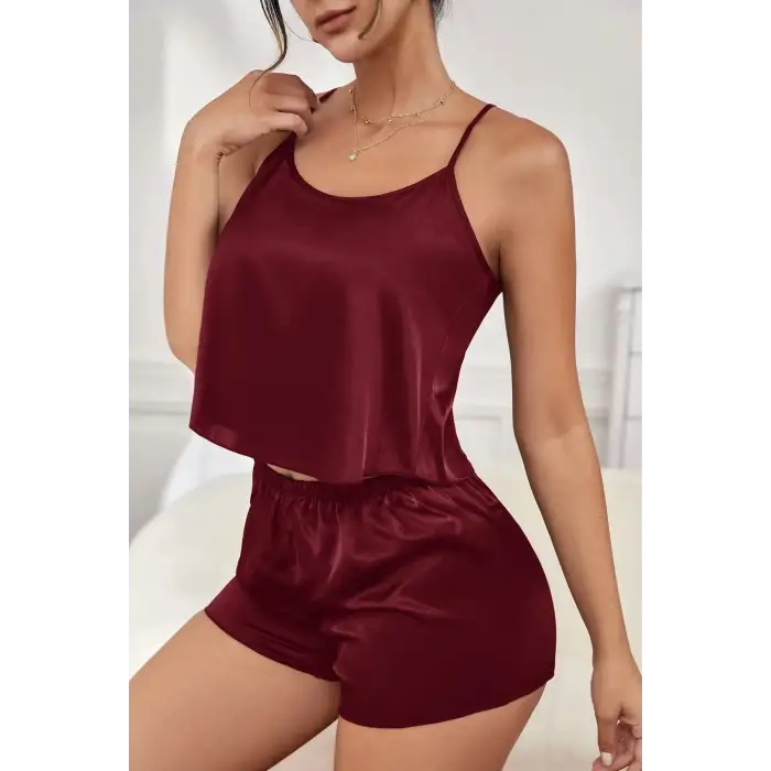 Kadın Bordo Asimetrik Sırt Dekolte Detaylı Şık Şortlu Gecelik Takım – Modern, Konforlu ve Günlük Kombinlere Uygun
