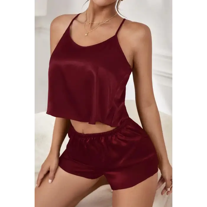 Kadın Bordo Asimetrik Sırt Dekolte Detaylı Şık Şortlu Gecelik Takım – Modern, Konforlu ve Günlük Kombinlere Uygun