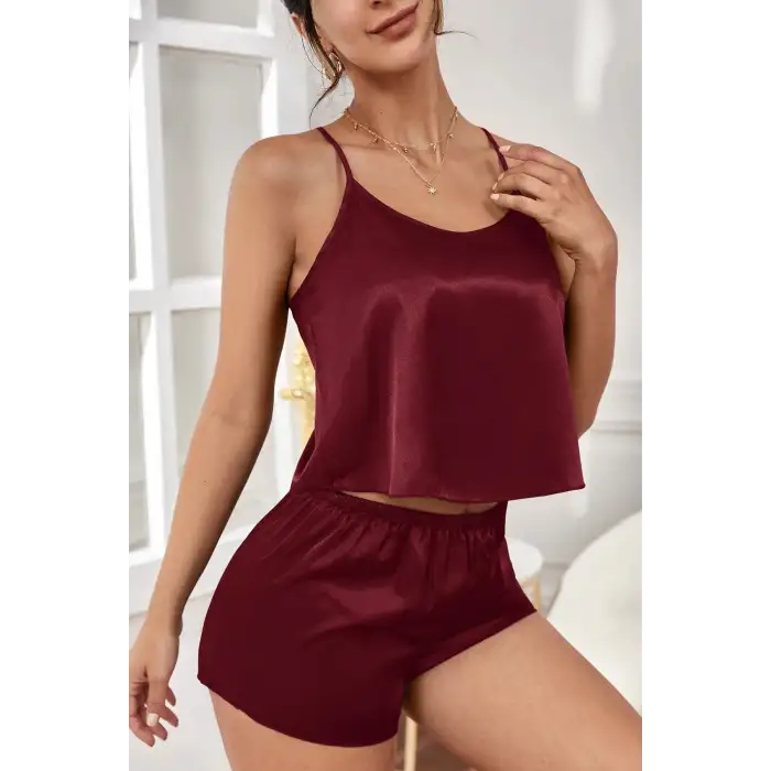 Kadın Bordo Asimetrik Sırt Dekolte Detaylı Şık Şortlu Gecelik Takım – Modern, Konforlu ve Günlük Kombinlere Uygun