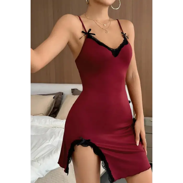 Kadın Bordo Bacak Yırtmaçlı Siyah Dantelli ve Fiyonklu Şık Gecelik – Modern ve Şık Tasarım
