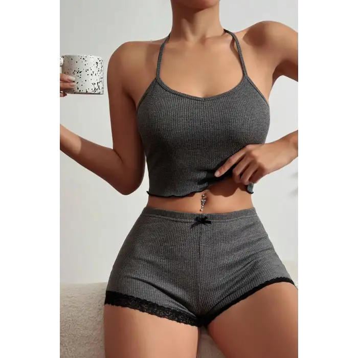 Kadın Gri Kaşkorse Sırt ve Bacak Kısmı Dantel Detaylı Şortlu Gecelik Takım – Modern, Konforlu ve Günlük Kombinlere Uygun