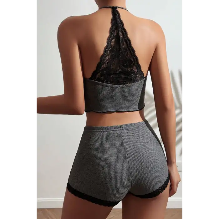 Kadın Gri Kaşkorse Sırt ve Bacak Kısmı Dantel Detaylı Şortlu Gecelik Takım – Modern, Konforlu ve Günlük Kombinlere Uygun