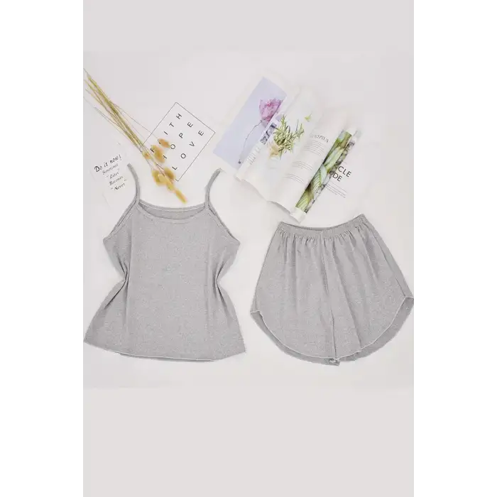 Kadın Gri Şortlu Penye Gecelik Takımı – Modern, Konforlu ve Günlük Kombinlere Uygun