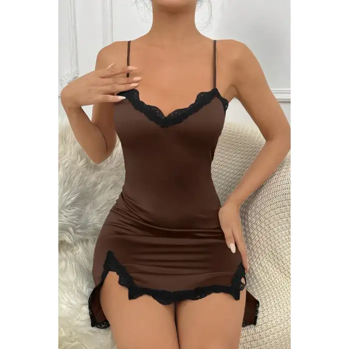 Kadın Kahverengi Göğsü ve Bacakları Dantelli Yırtmaçlı Şık Gecelik – Modern ve Şık Tasarım