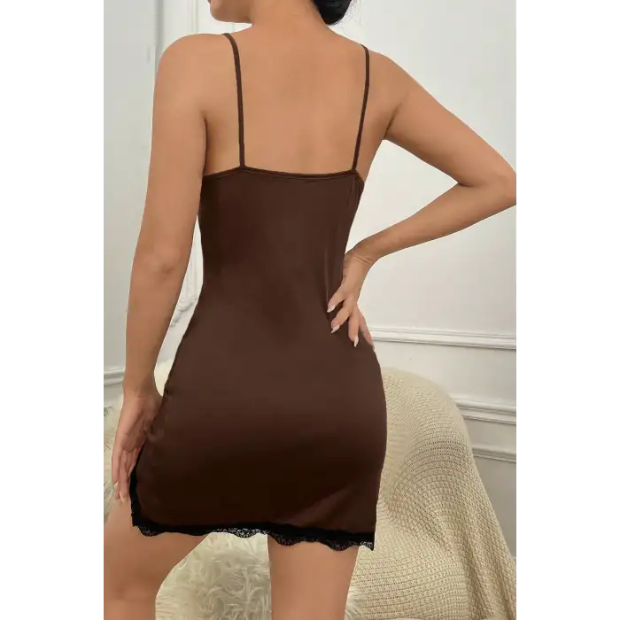 Kadın Kahverengi Göğsü ve Bacakları Dantelli Yırtmaçlı Şık Gecelik – Modern ve Şık Tasarım