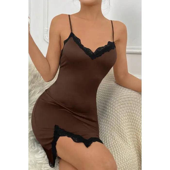 Kadın Kahverengi Göğsü ve Bacakları Dantelli Yırtmaçlı Şık Gecelik – Modern ve Şık Tasarım