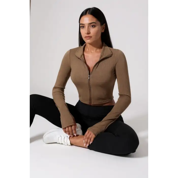 Kadın Kahverengi Uzun Kol Fermuarlı Parmak Geçme Detaylı Dik Yaka Crop Top Bluz – Şık, Rahat ve Kolay Kombinlenebilir